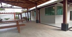 Casa 4 quartos, área gourmet e pé-direito de 6 metros a venda na ilha do Cabral | Contagem/MG