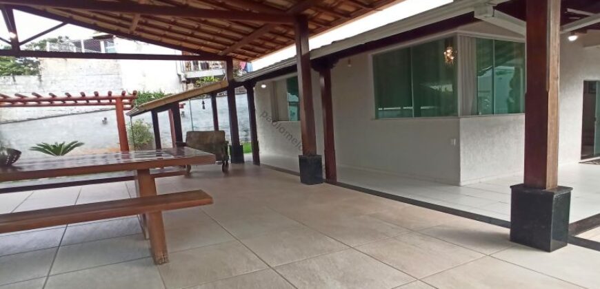 Casa 4 quartos, área gourmet e pé-direito de 6 metros a venda na ilha do Cabral | Contagem/MG
