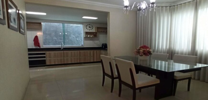 Casa 4 quartos, área gourmet e pé-direito de 6 metros a venda na ilha do Cabral | Contagem/MG